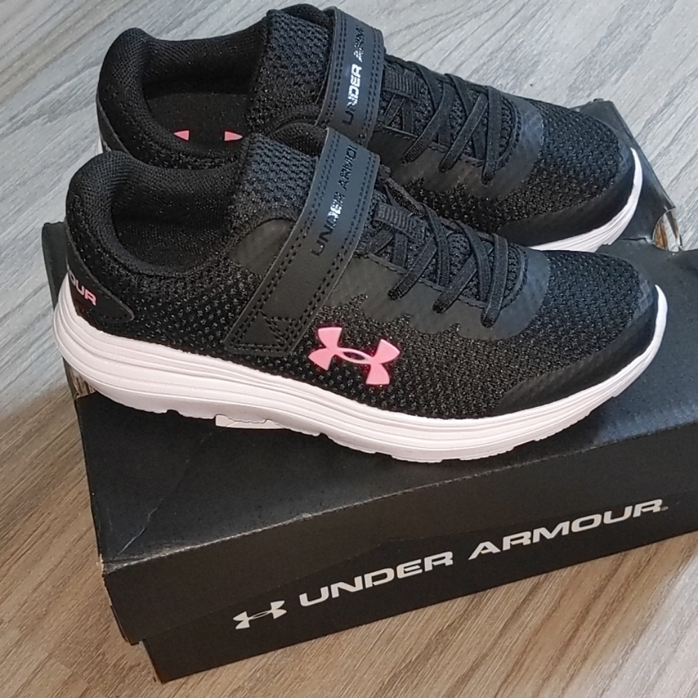 NWT Girls Pink & black under armour tennis shoe